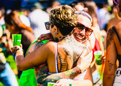 Greenworld festival, amigos abrazándose