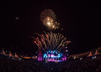 Greenworld festival, público, escenario de noche con fuegos artificiales